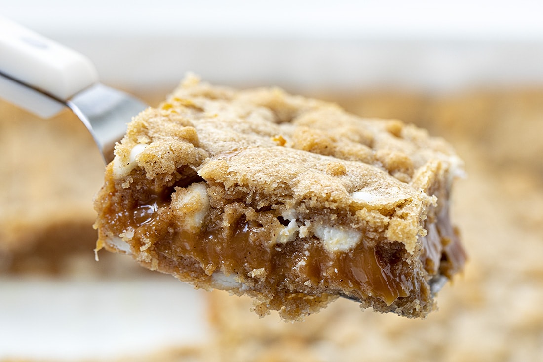 Pumpkin Spice White Chocolate Chip Caramel Bars | i am baker Pumpkin Spice White Chocolate Chip Caramel Bars | i am baker