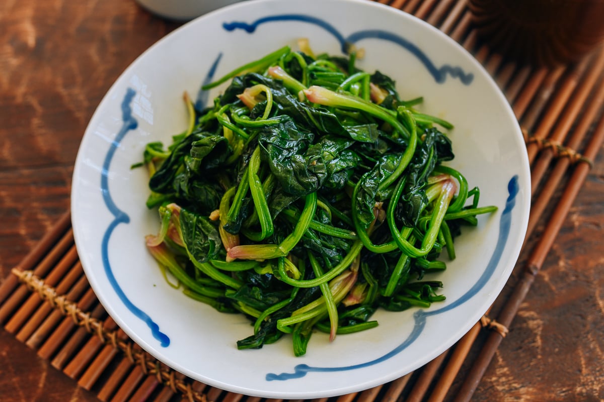 The Quickest Chinese Side Dish That Makes You Want to Eat More Spinach