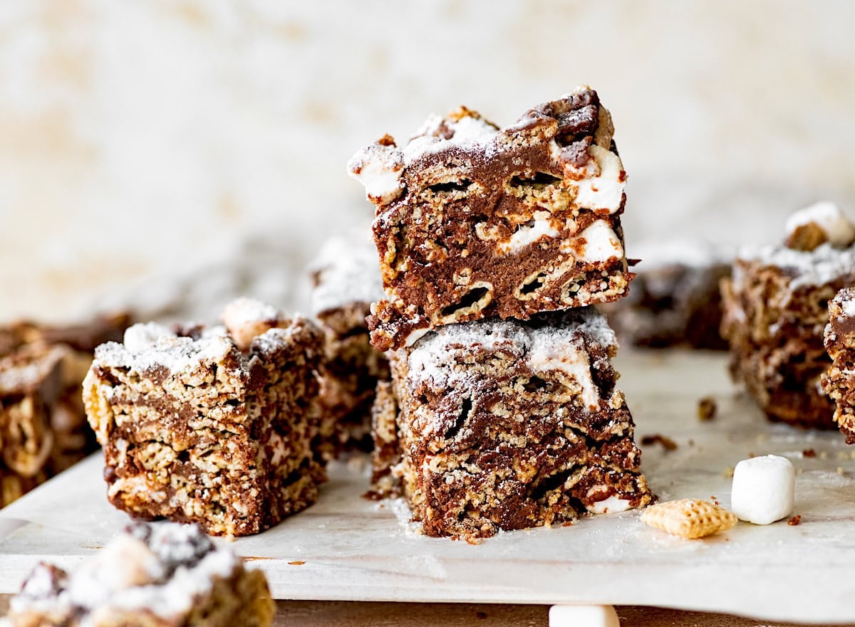 Puppy Chow Meets Rice Krispie Treats in This Easy No-Bake Dessert