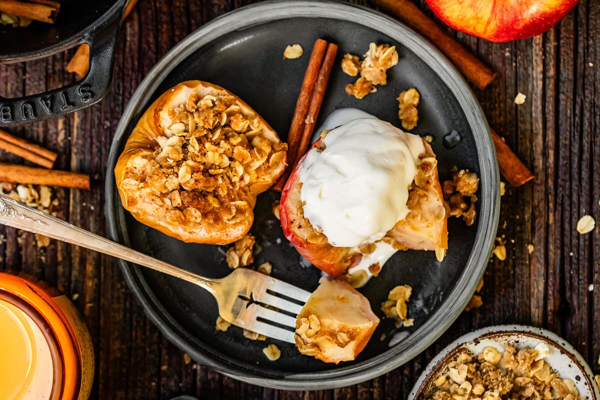 Baked Apples with Cinnamon Oat Topping