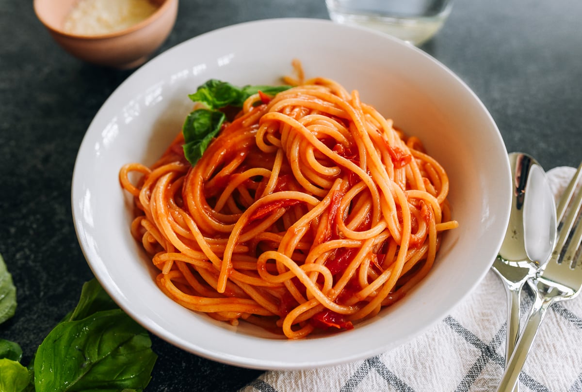 6 Ingredients, 1 Skillet & the Best Summer Pasta You